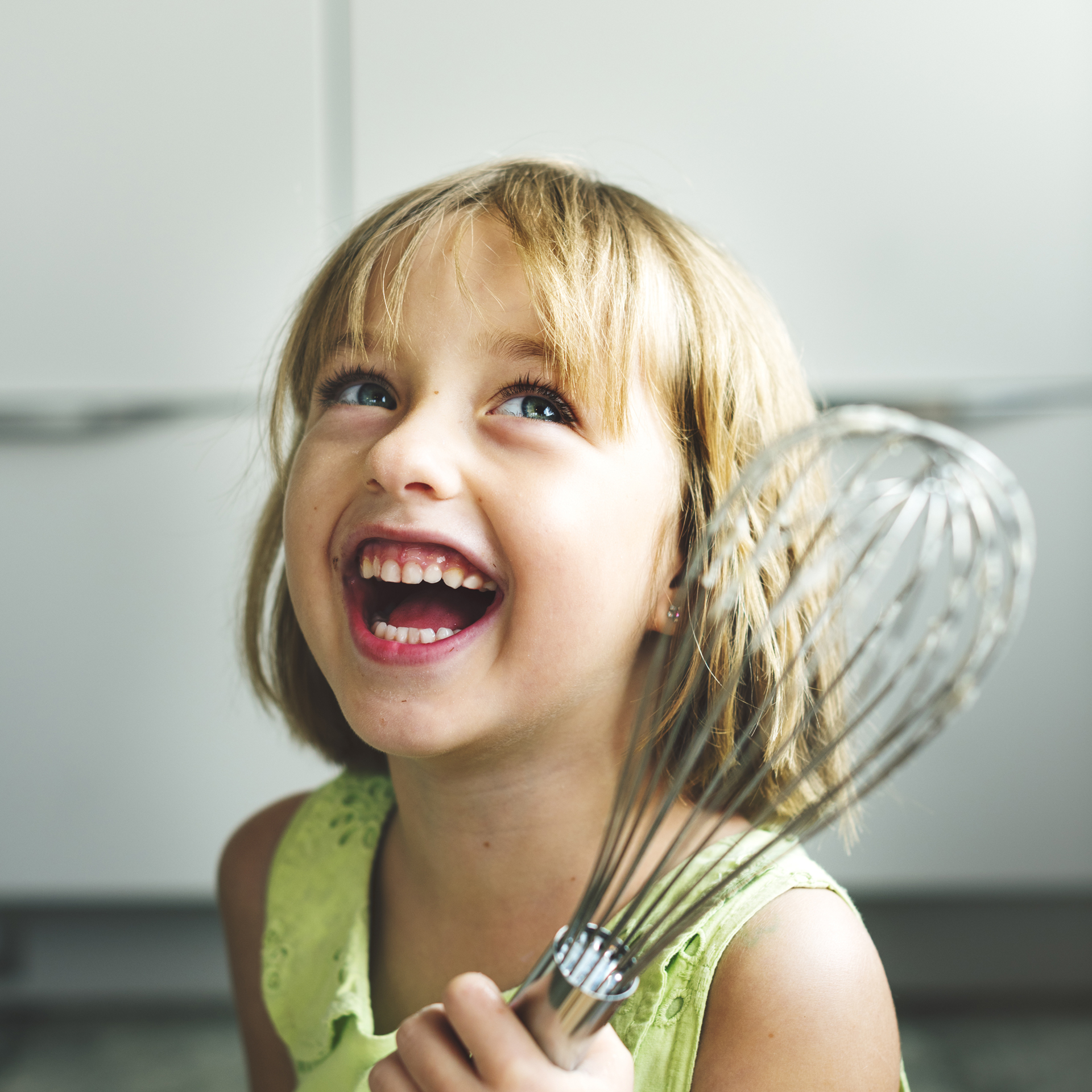 Mor og datter ælter dej i en skål