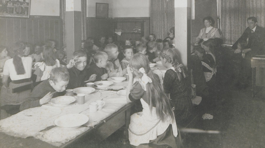 Picture from 1905 of a school lunch in black and white